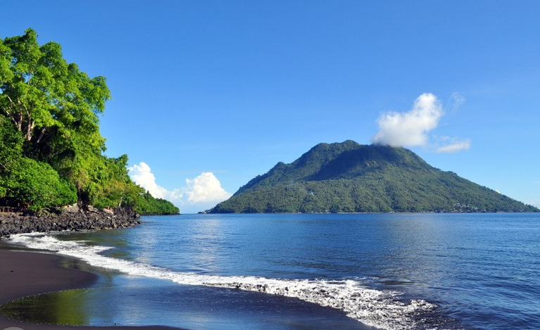 Punya Air Sebening Kaca, Pantai Sulamadaha di tanah Maluku Wajib Masuk List Libur Panjangmu! 
