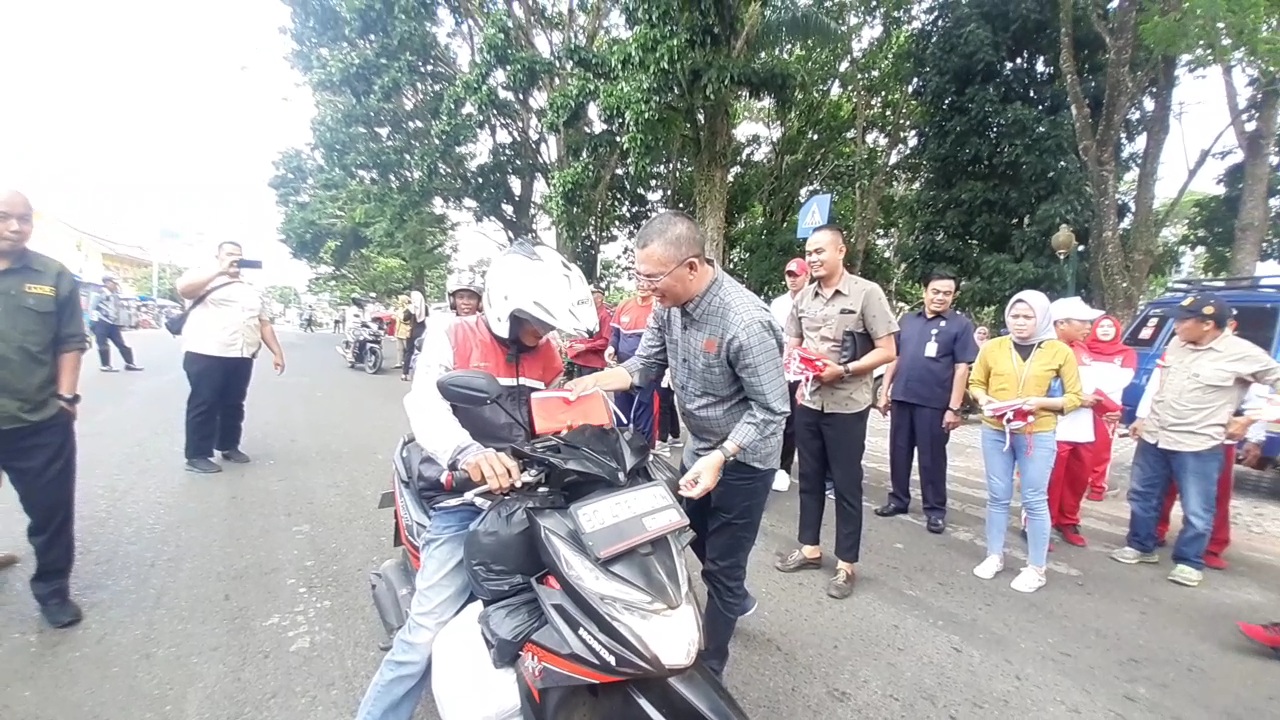 Tumbuhkan Rasa Cinta Tanah Air, Wako Bagikan Bendera Merah Putih ke Pengendara!