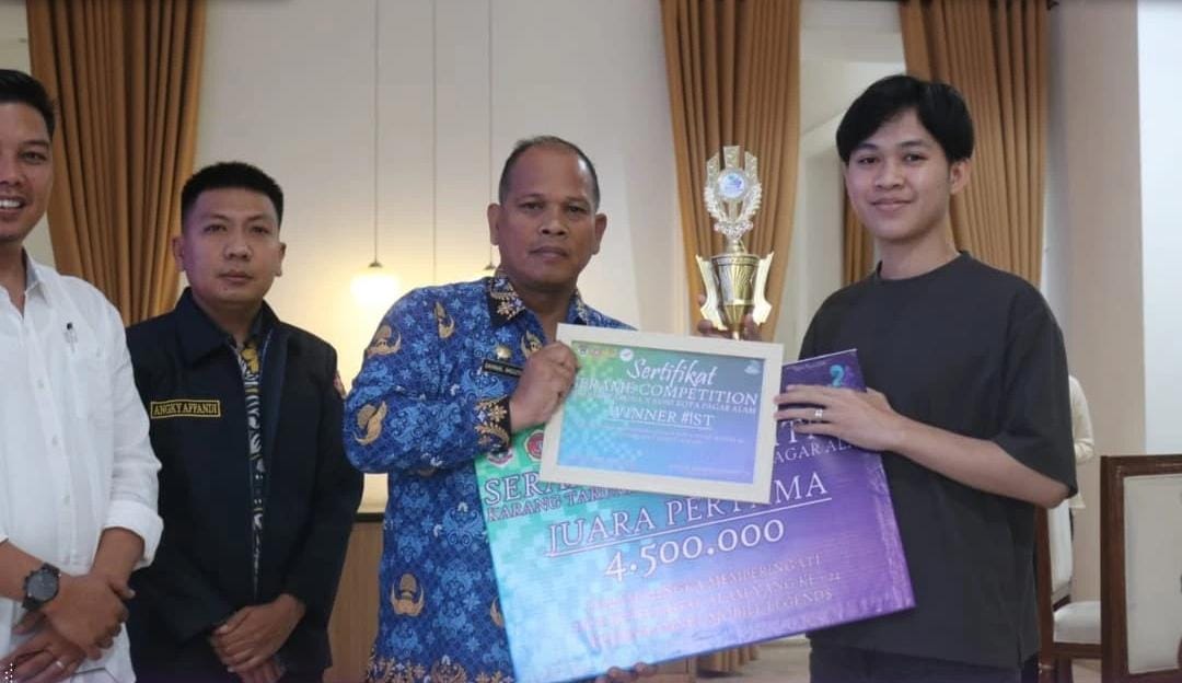 Pemkot Pagaralam Memberikan Penghargaan Kepada Juara SeRaME Mobile Legend Competition 2025