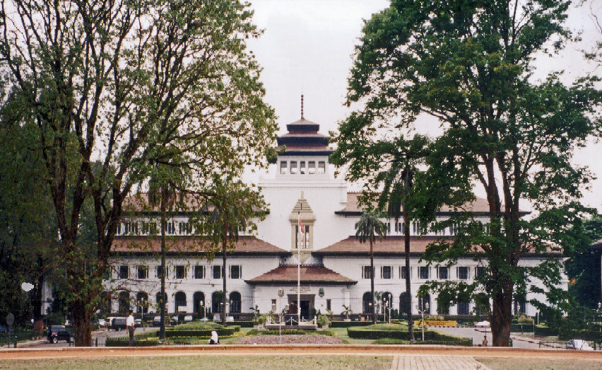 Keangkeran di Balik Kemegahan Gedung Sate Bandung