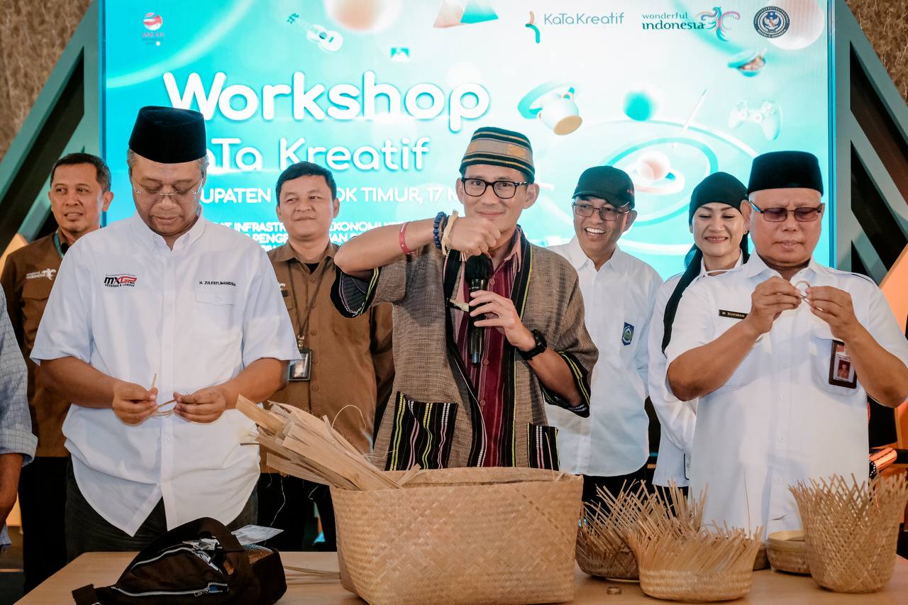 Menparekraf Mencoba Buat Anyaman Loyok di Workshop KaTa Kreatif Lombok Timur