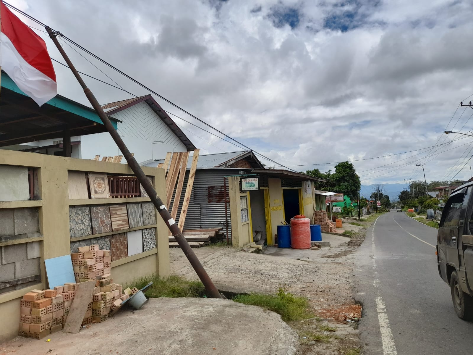 Nyaris Roboh, Ganggu Kenyamanan Warga