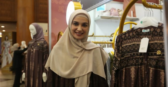 Meriahkan Indonesia Fashion Week 2023, Shireen Sungkar Pamerkan Ishana Dress