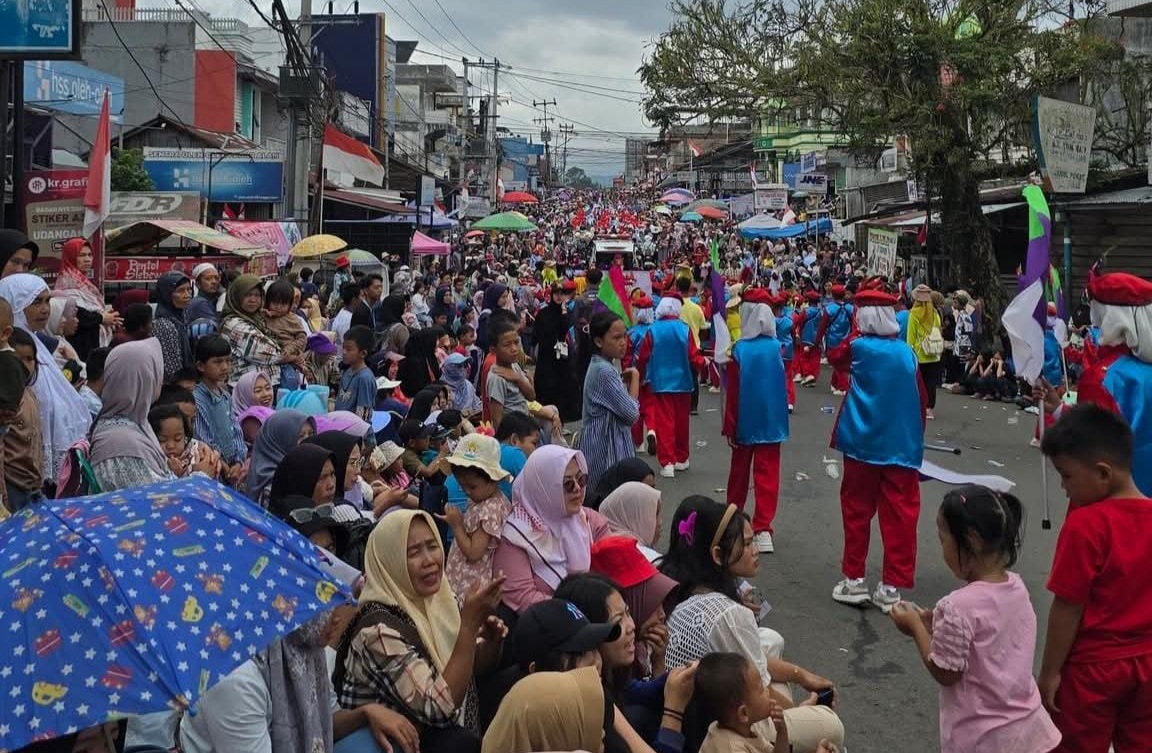 Masyarakat Tumplek Blek Saksikan Karnaval dan Pawai Pembangunan, Walikota : Jadi Daya Tarik Baru Wisata 