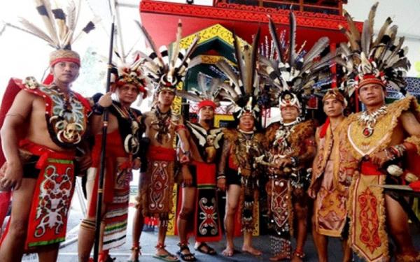 7 Pakaian Tradisional Suku Kalimantan yang Memikat Hati!