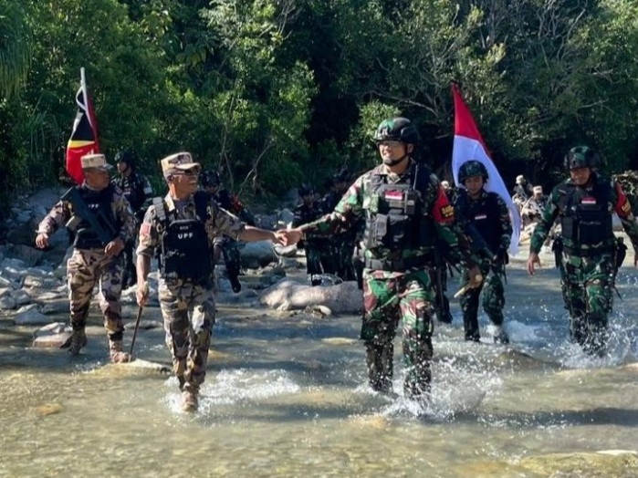 Satgas Yonkav 6/Naga Karimata - UPF Amankan Perbatasan, Patroli Patok Secara Integrasi