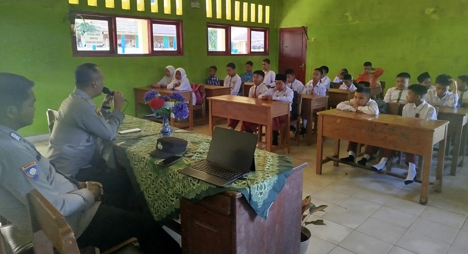 Kapolsek Dempo Utara Beri Pembekalan Penting bagi Siswa Baru 
