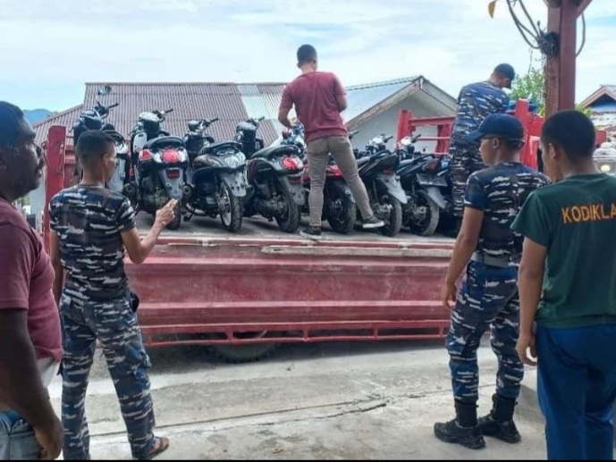 Bravoo TNI AL  Berhasil Gagalkan Penyelundupan Kendaraan Bermotor di Pelabuhan Fak Fak