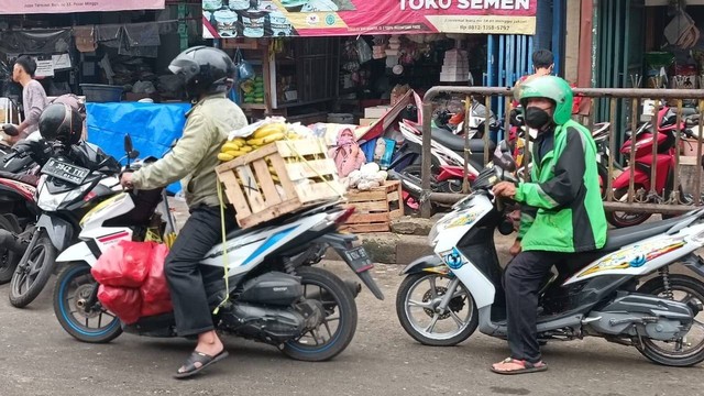 Terungkap! Ini Misteri Berkendara Motor dengan Sandal Jepit, Ini Penjelasannya!