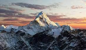 Mengapa Gunung Gangkhar Puensum Menjadi Puncak yang Tidak Boleh Didaki? Simak Penjelasannya!