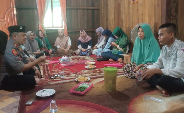Jaga Silahturami, Kapolsek Merapi dan Ibu ibu Bhayangkari Kunjungi Kediaman Almarhum Ustadz Sapri SAg