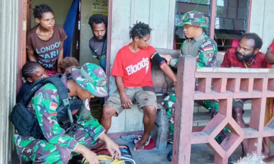 Satgas Yonif Raider Door to Door Baksos Layanan Kesehatan di Papua