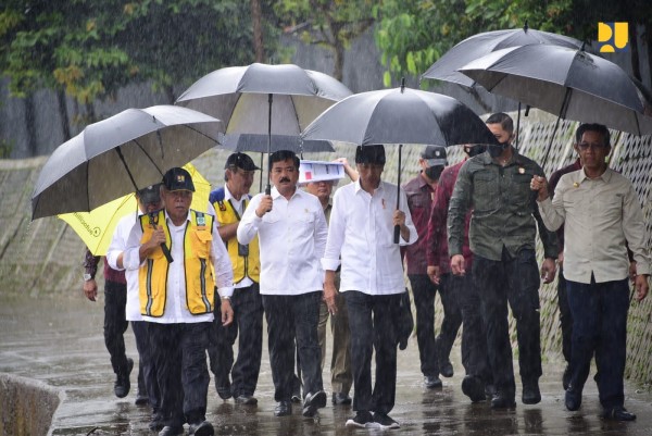 Menteri Basuki Dampingi Presiden Jokowi Tinjau Normalisasi Sungai Ciliwung untuk Pengendalian Banjir Jakarta