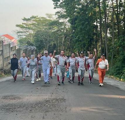 Jaga Kebugaran Tubuh, Biro Akademik Kemahasiswaan Unhan  Gelar Jalan Sehat