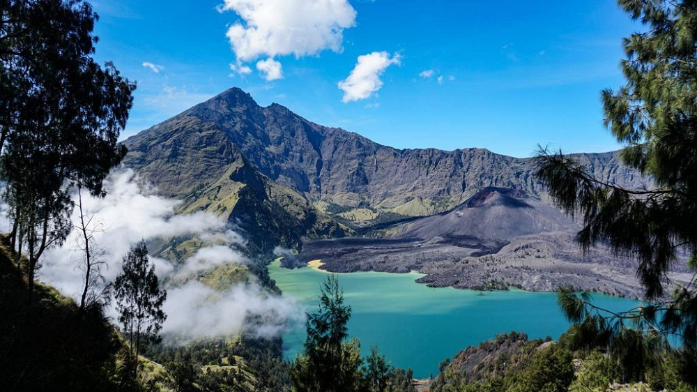 Pesona Taman Nasional Gunung Rinjani, Surga Alam di Pulau Lombok yang Wajib Dikunjungi!