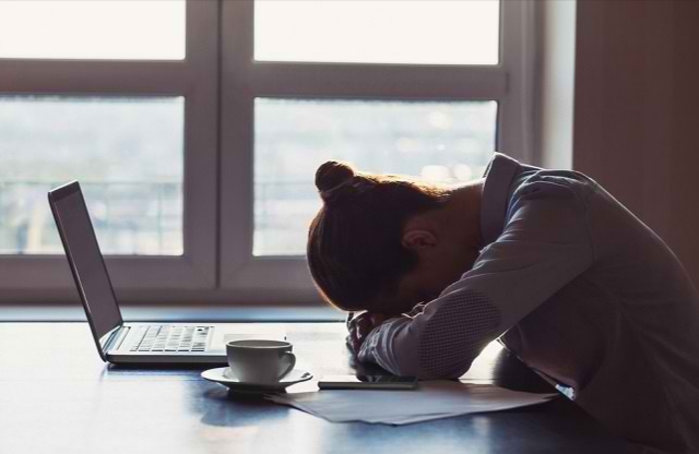 Sering Merasa Lelah yang Berkepanjangan?Temukan Berbagai Penyebabnya!