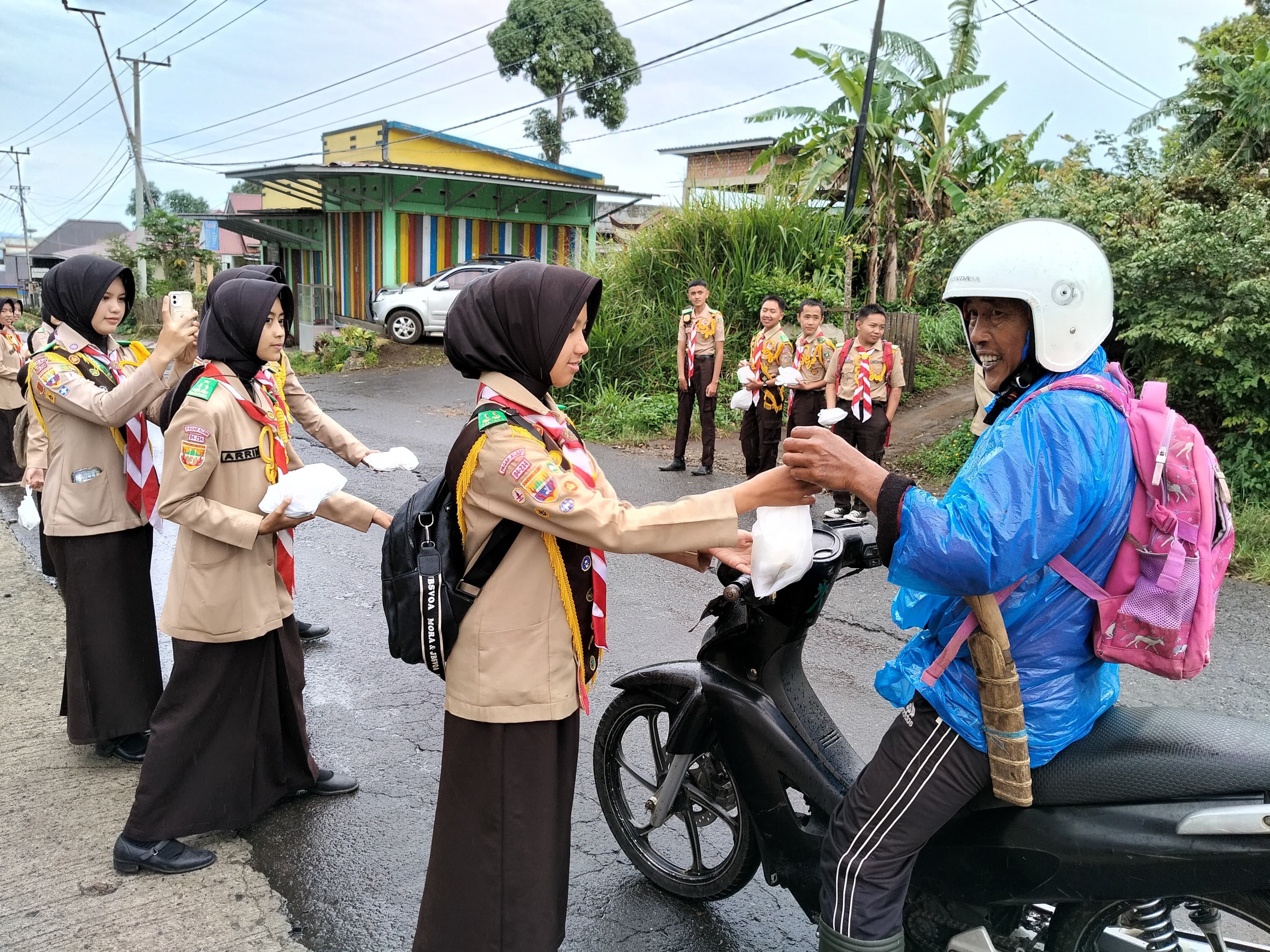 Pramuka SMA Negeri 3 Pagar Alam Bagikan 378 Takjil, Bukti Kepedulian di Bulan Suci