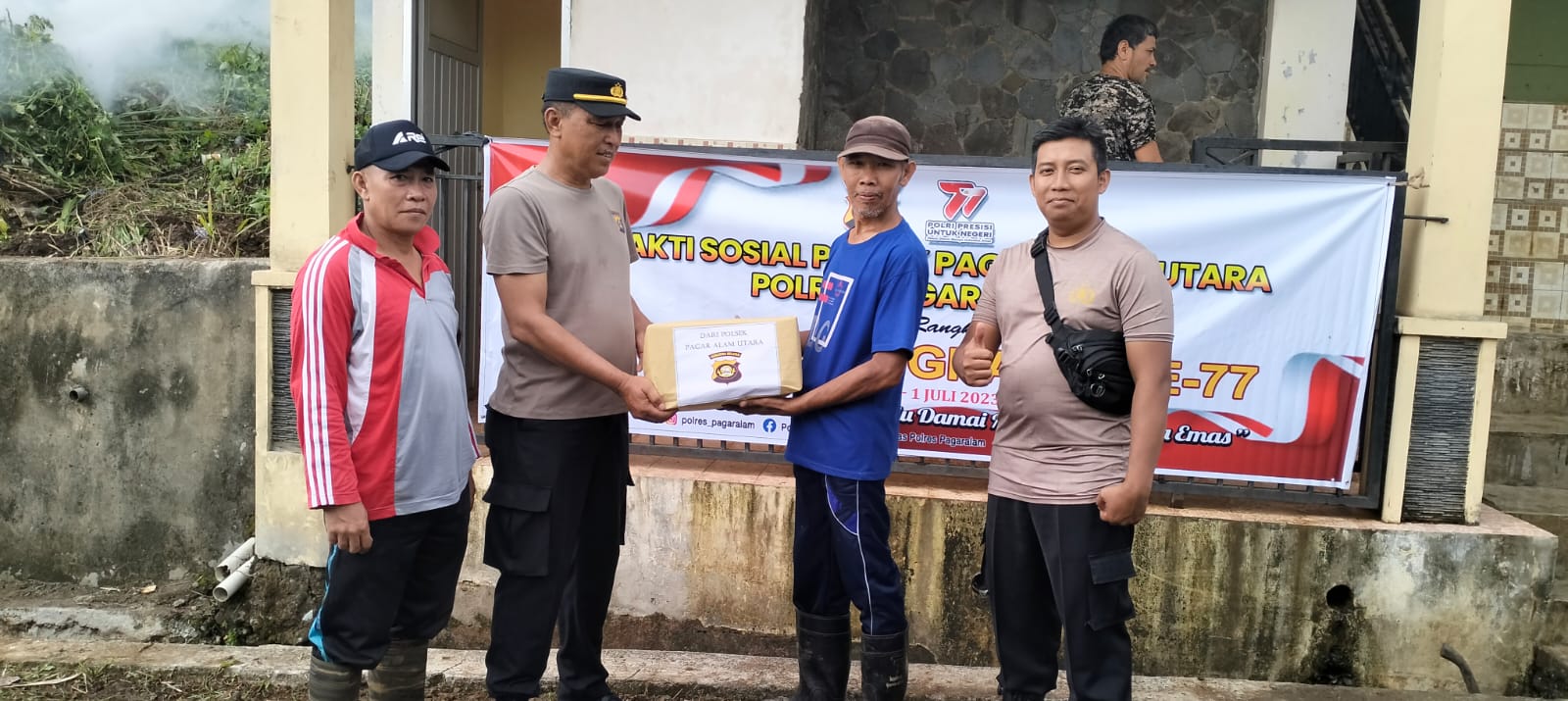 Peringati HUT ke 77 Bhayangkara, Polsek PAU Gotong Royong Pembersihan Masjid