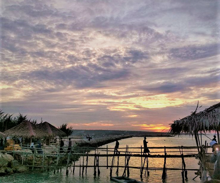 Menakjubkan, Pesona Gubuk Bambu & Pemandangan Sunset Pantai Kemantren Maldives Luar Biasa