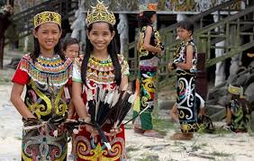 Diluar Nalar! Ini Nama 4 Suku Asli Kalimantan Dengan Budaya