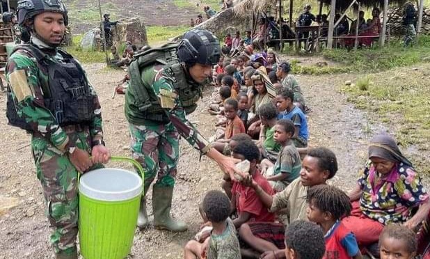 Satgas Yonif R 321 Kostrad Gelar Jamuan Kasih Untuk Masyarakat Papua Pegunungan