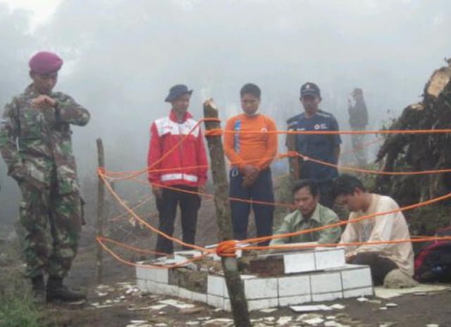 Menyeramkan! Beginilah 4 Makam Orang Sakti di Puncak Gunung Salak, Ternyata!