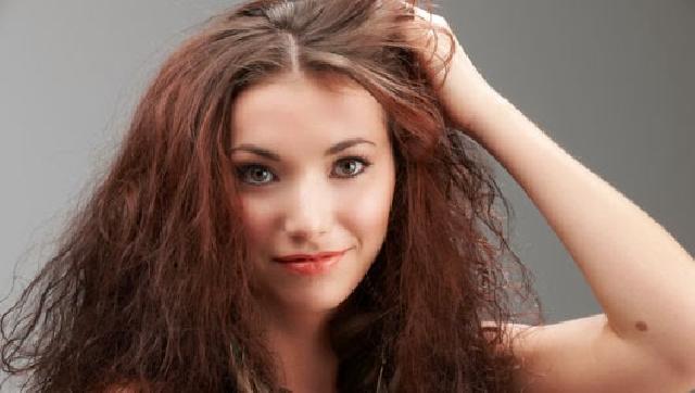 Begini Nih! 5 Tips Cara Mengatasi Rambut Kering Dan Mengembang Pada Wanita 