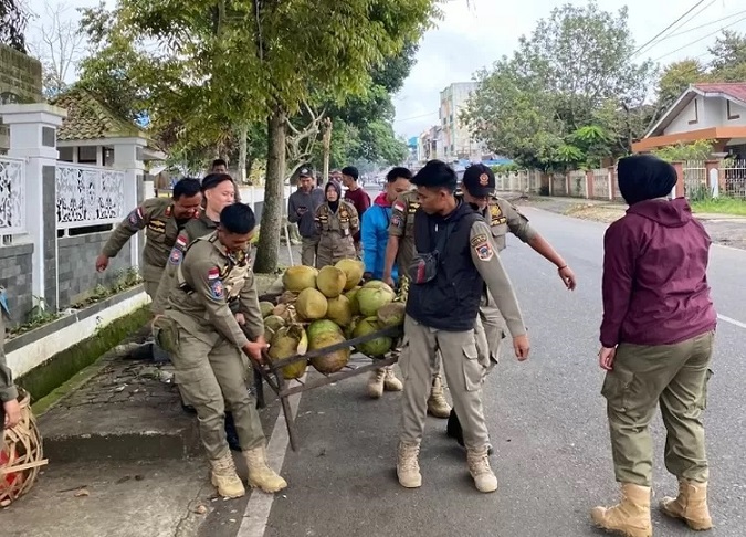 Ganggu Arus Lalulintas, PKL di Terminal Nendagung Ditertibkan Satpol PP  