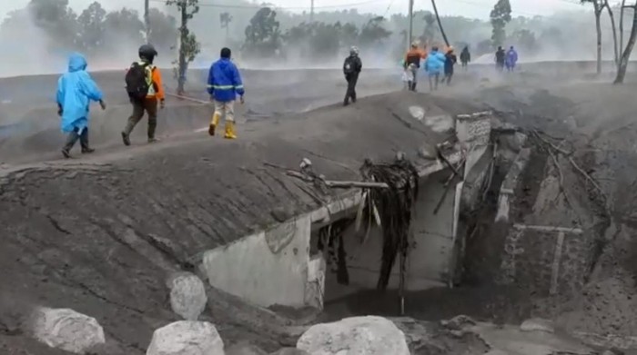 Awan Panas Semeru Timbun 2 Jembatan dan Sejumlah Rumah Warga