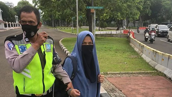 Detik-detik Wanita Terobos Istana Presiden yang Todongkan Senjata Api Pada Paspampres