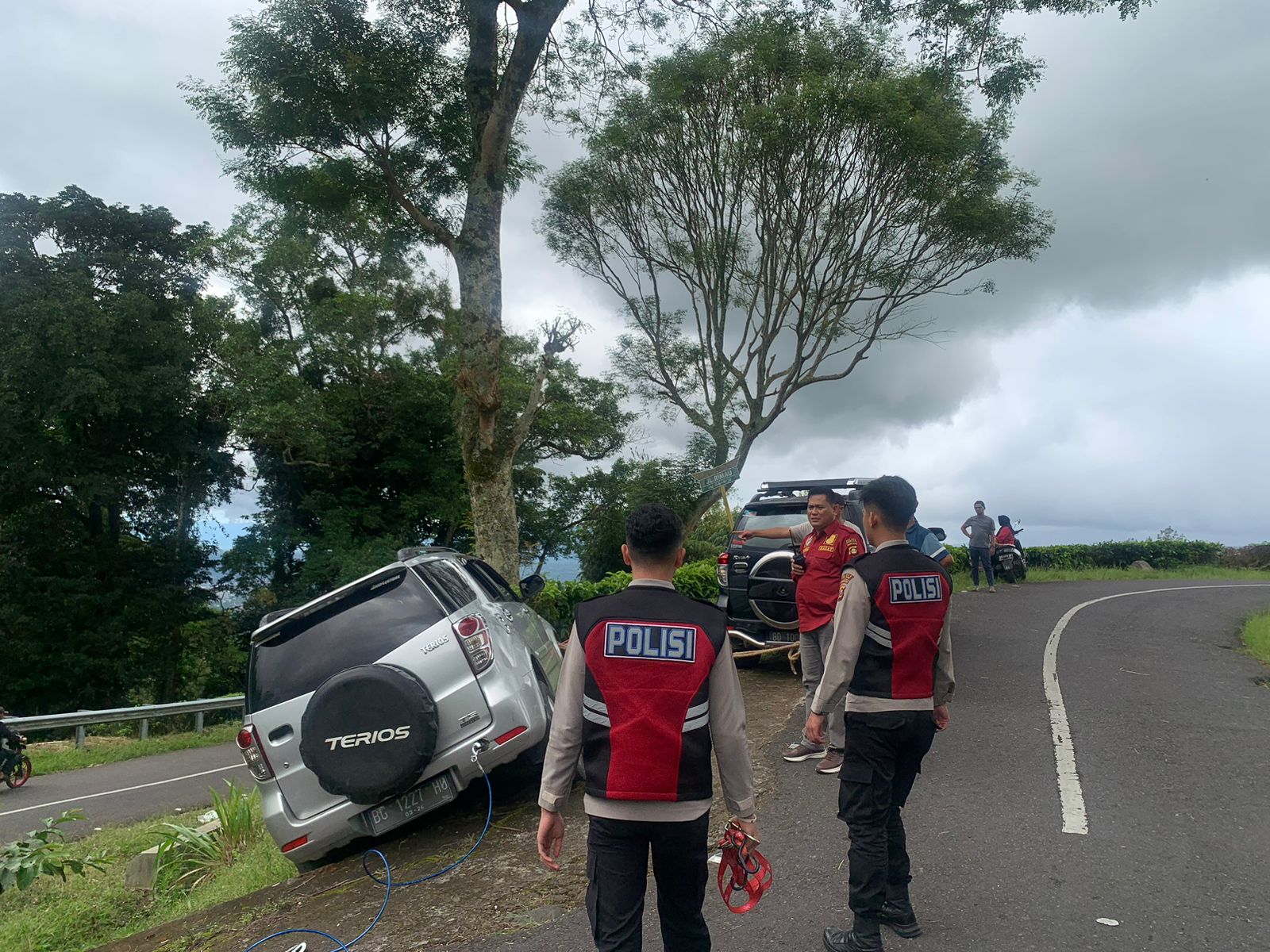 Mobil Wisatawan Terperosok, Ini yang Dilakukan Patroli Samapta