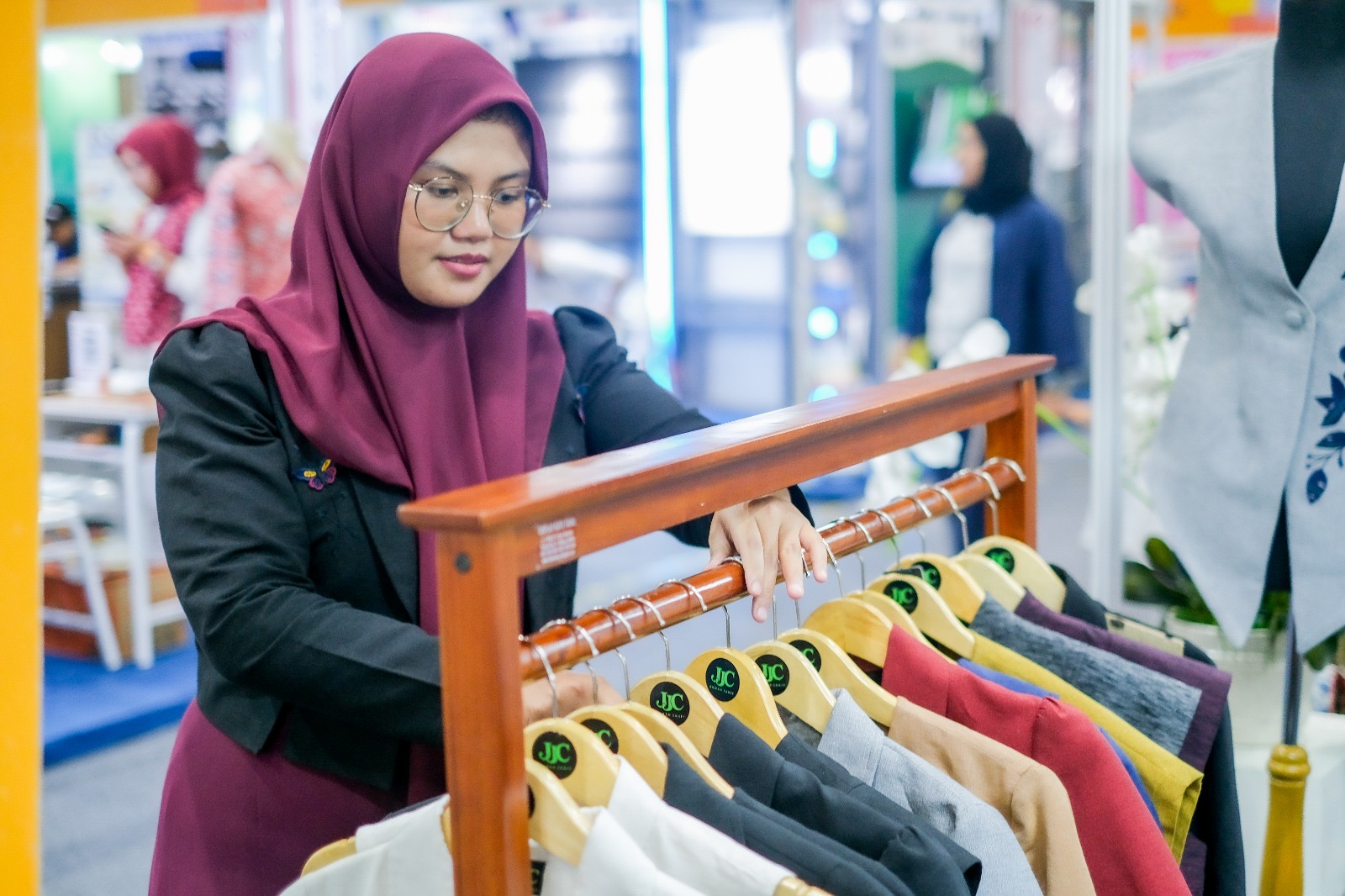 LinkUMKM BRI Perkuat Peran Pengusaha Perempuan, JJC Rumah Jahit Sukses Angkat Wastra Eksklusif