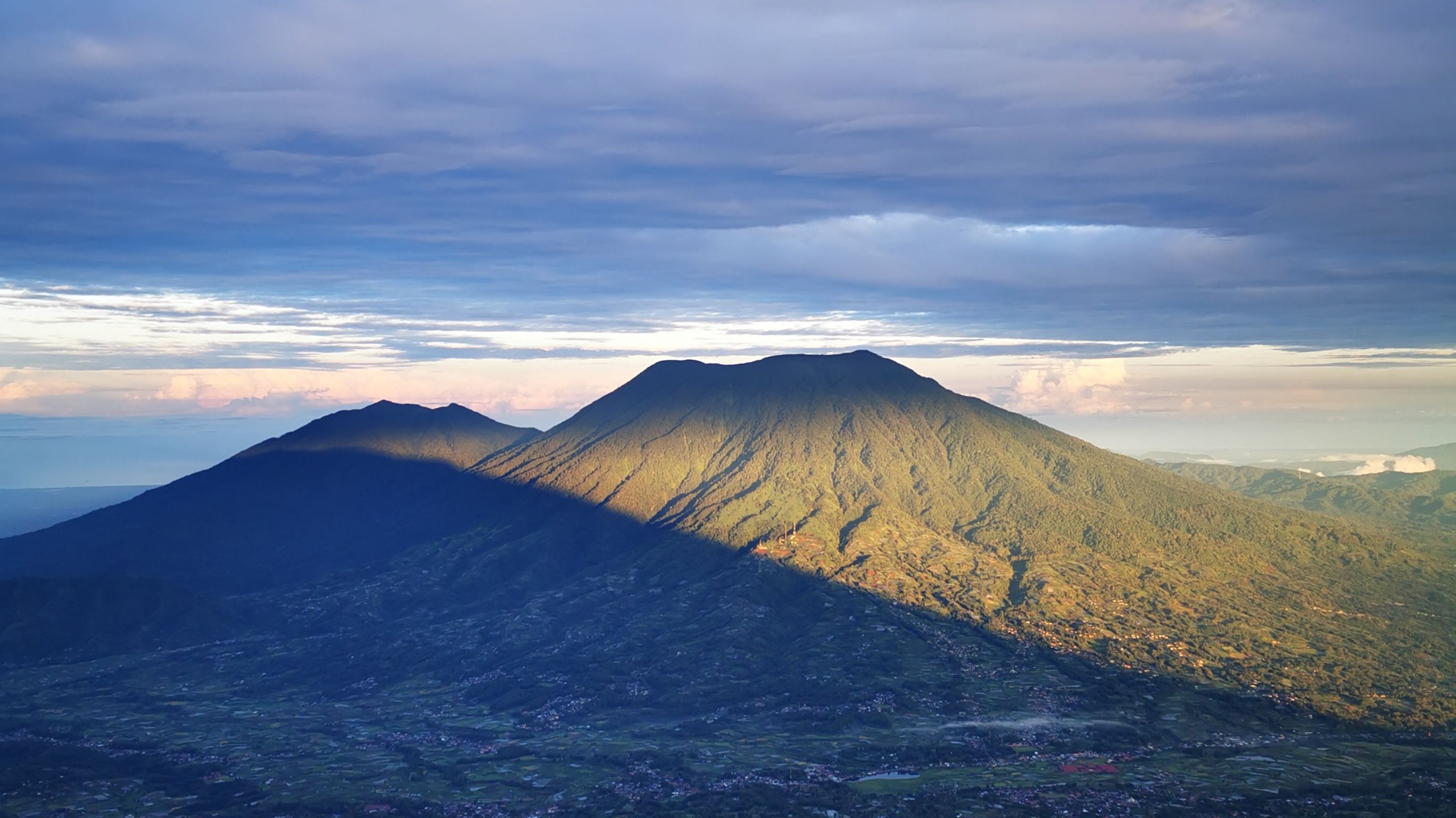 Mengulik Kisah Misteri Terpendam di Gunung Singgalang