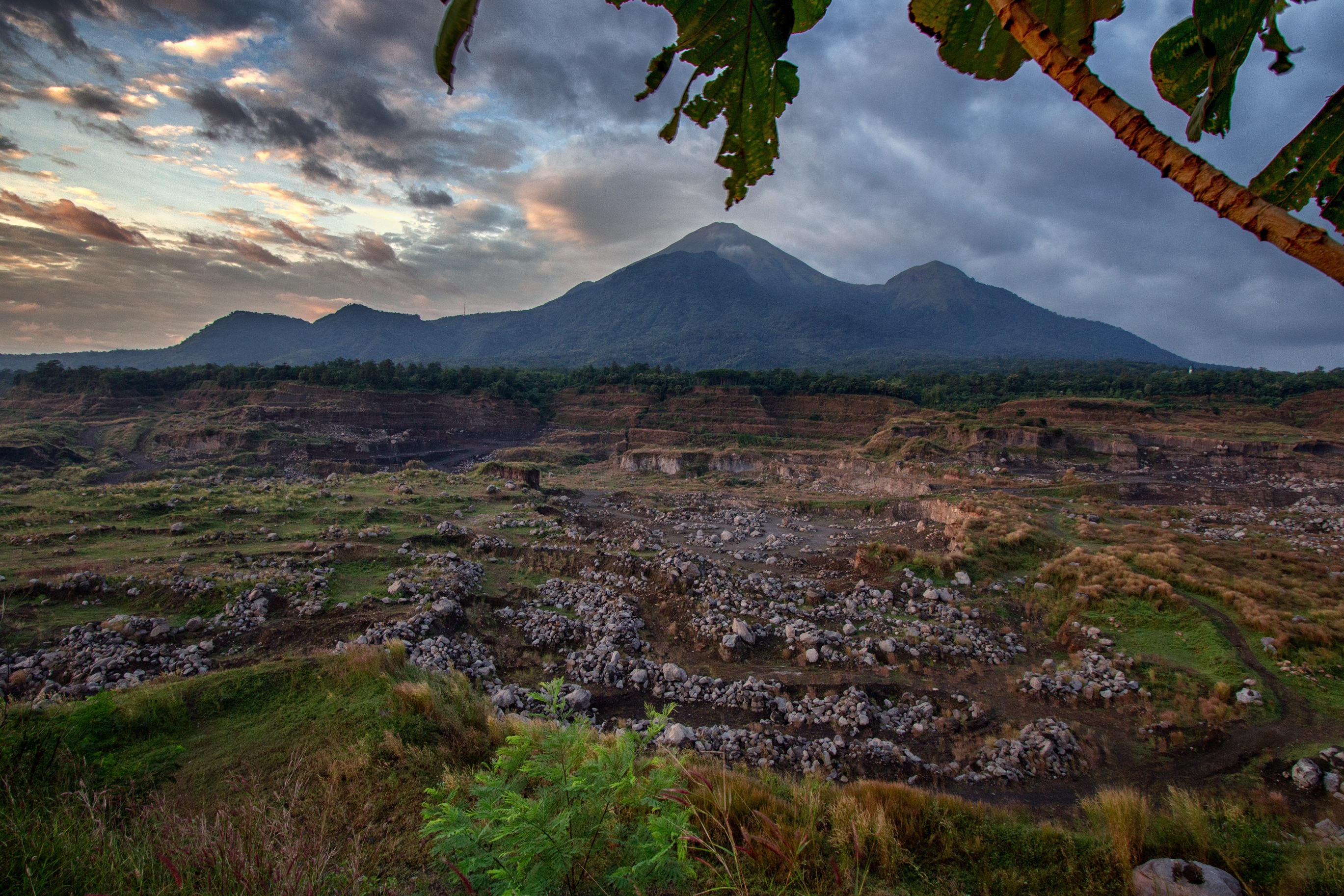 Gunung Penanggungan, Salsahsatu dari 9 Gunung Suci Di Jawa, Ada Jalur Kuno Jaman Majapahit Loh.