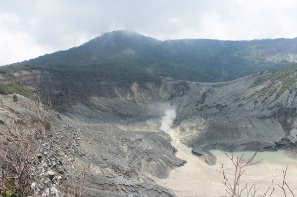 Menelusuri Sejarah dan Misteri Gunung Parahu: Antara Mitos dan Fenomena Alam