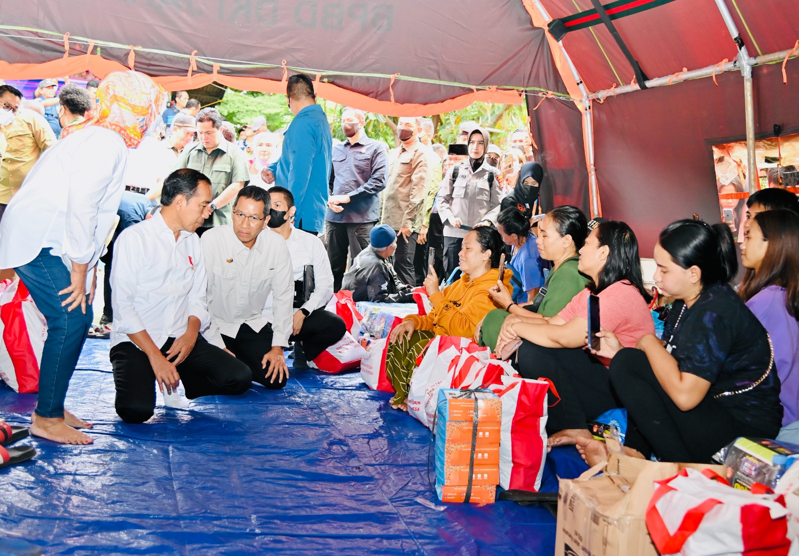 Presiden Jokowi Tinjau Posko Pengungsi Korban Kebakaran TBBM Pertamina Plumpang