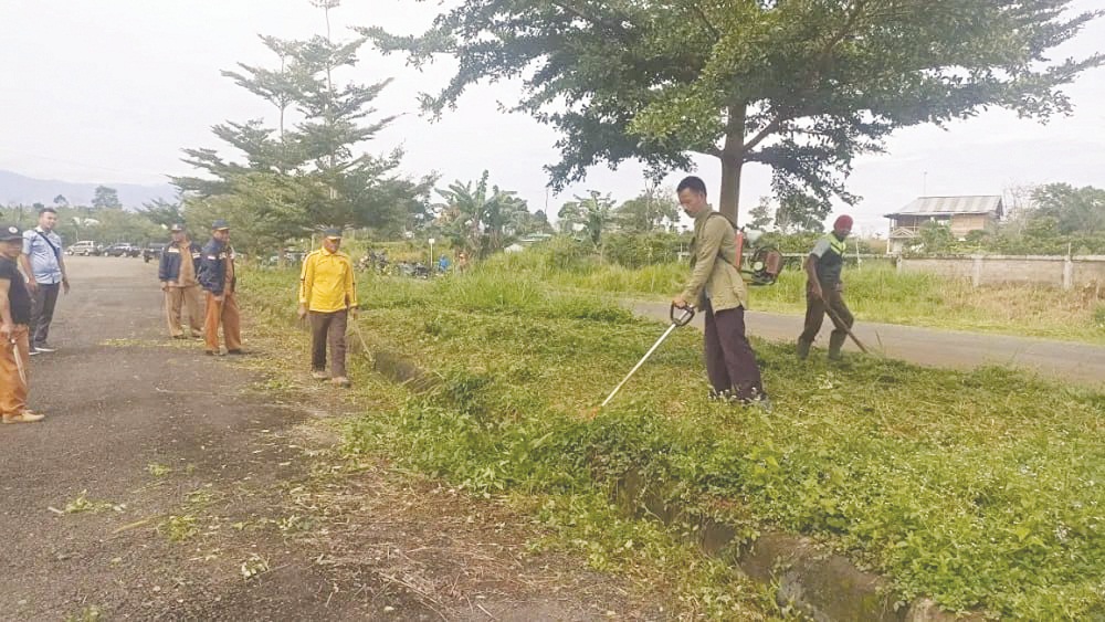 Pembersihan Dibahu Jalan Bandara Atung Bungsu 