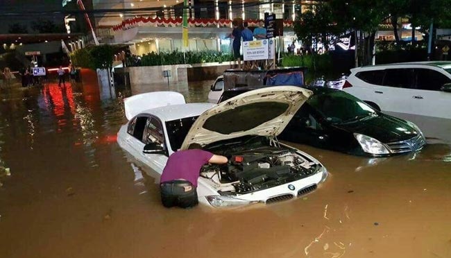 Awas Jangan Salah Pilih! Ini 4 Ciri Mobil Bekas Terendam Banjir