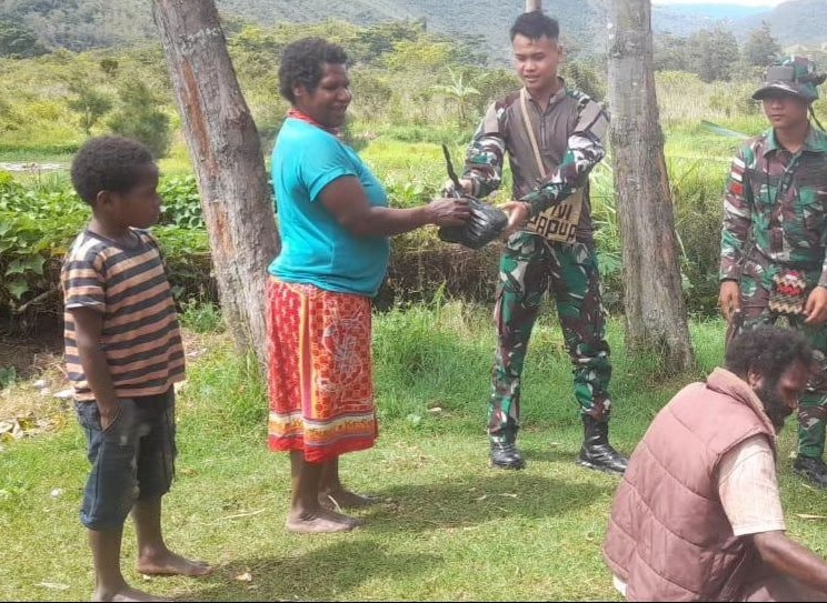 Tanggapi Keluhan Warga Papua, Satgas Yonif 200/BN Bagikan Sembako