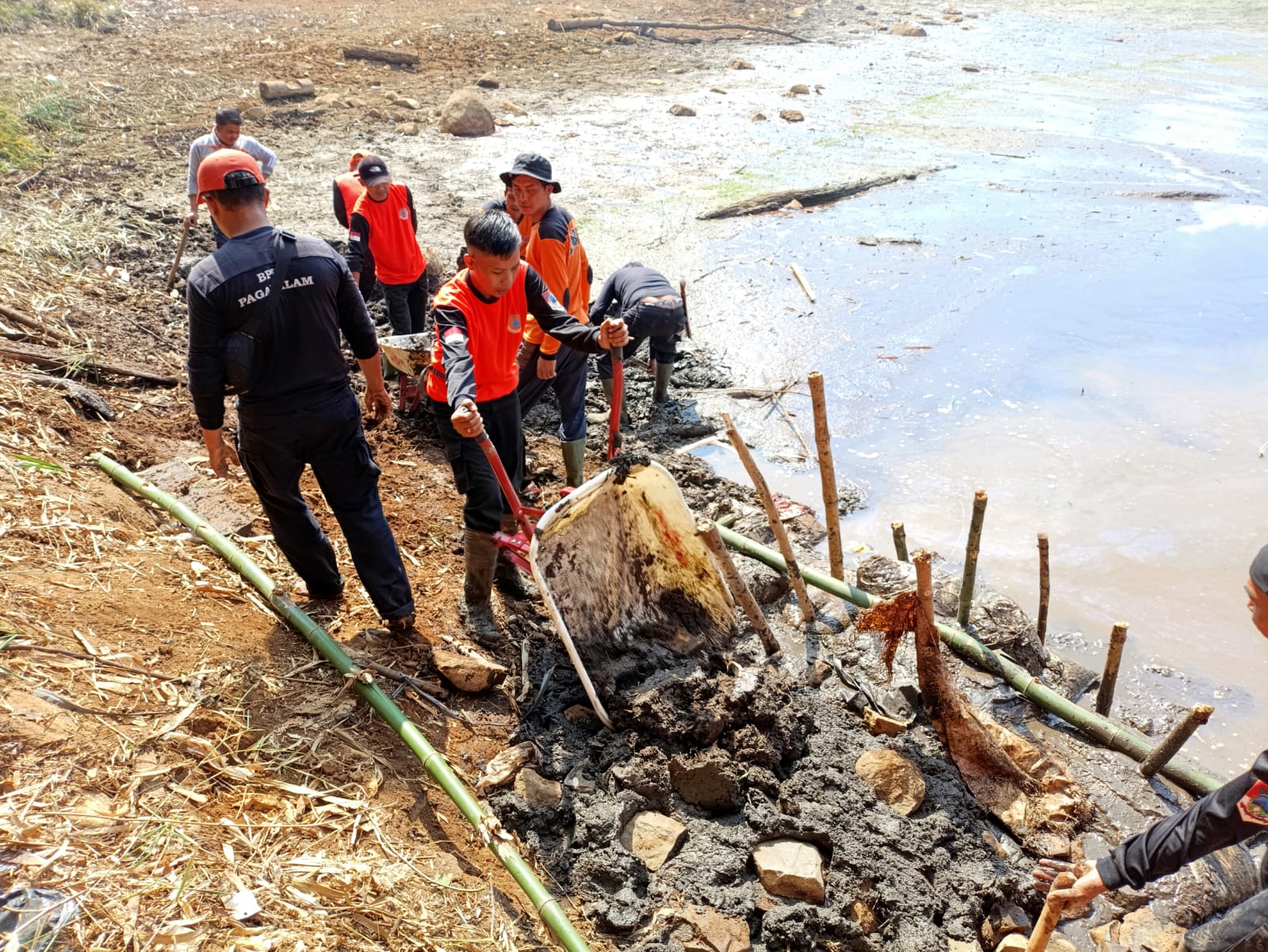 BPBD Kota Pagar Alam Kerja Bhakti Perbaiki Tanggul Tebat Libgah