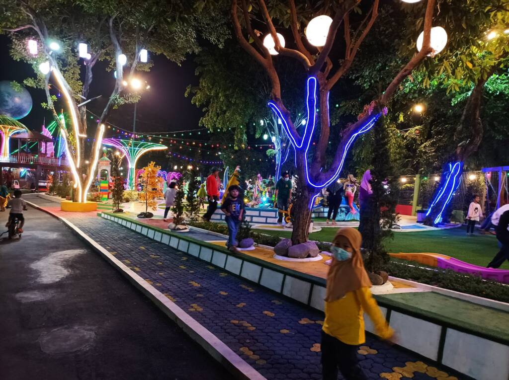 Rainbow Alamanda Bekasi, Taman Liburan Keluarga dengan Spot Lampu Warna Warni