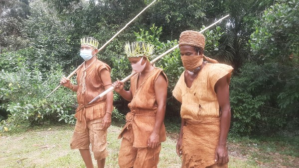 Sungguh Tak Masuk Akal, Seorang Bapak di Suku ini Menyusui Anakanya!