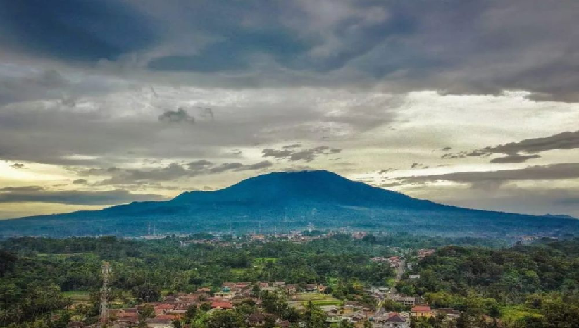 Menelusuri Jejak Sejarah dan Misteri Gunung Karang Tengah