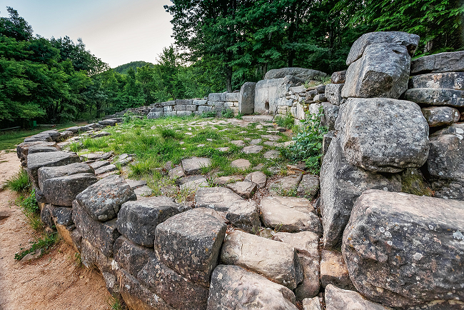 Penemuan Batu Granit Raksasa di Megalitikum Mirip Gunung Padang, Kekuatan Manusia atau Alam?