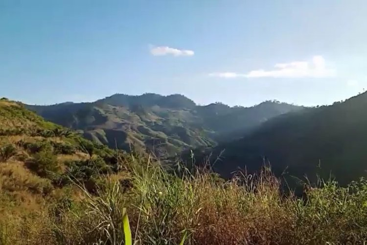 Gunung Aurbunak Kalimantan: Keindahan Alam dan Kisah Mistis yang Menyertainya