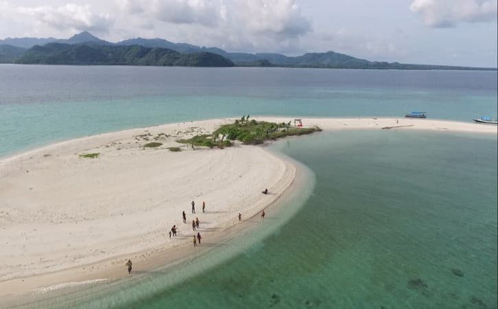 Punya Keindahan Menawan! Inilah 6 Rekomendasi Wisata di Pulau Bawean yang Instagramable