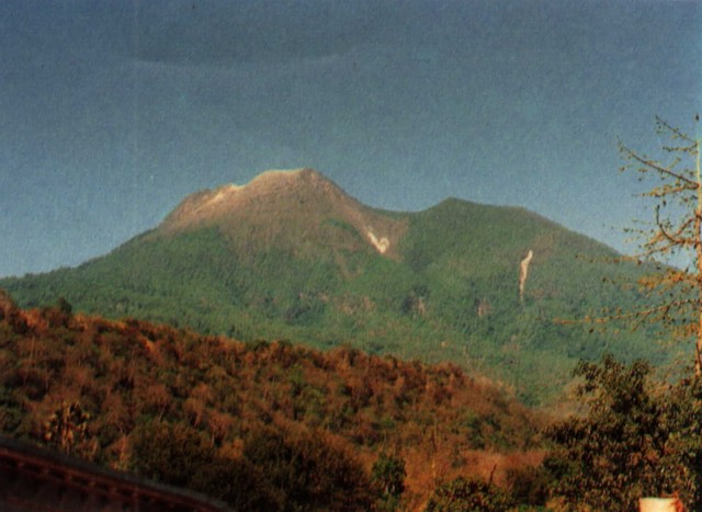 Pesona Gunung Egon: Antara Sejarah Letusan dan Misteri Mistis