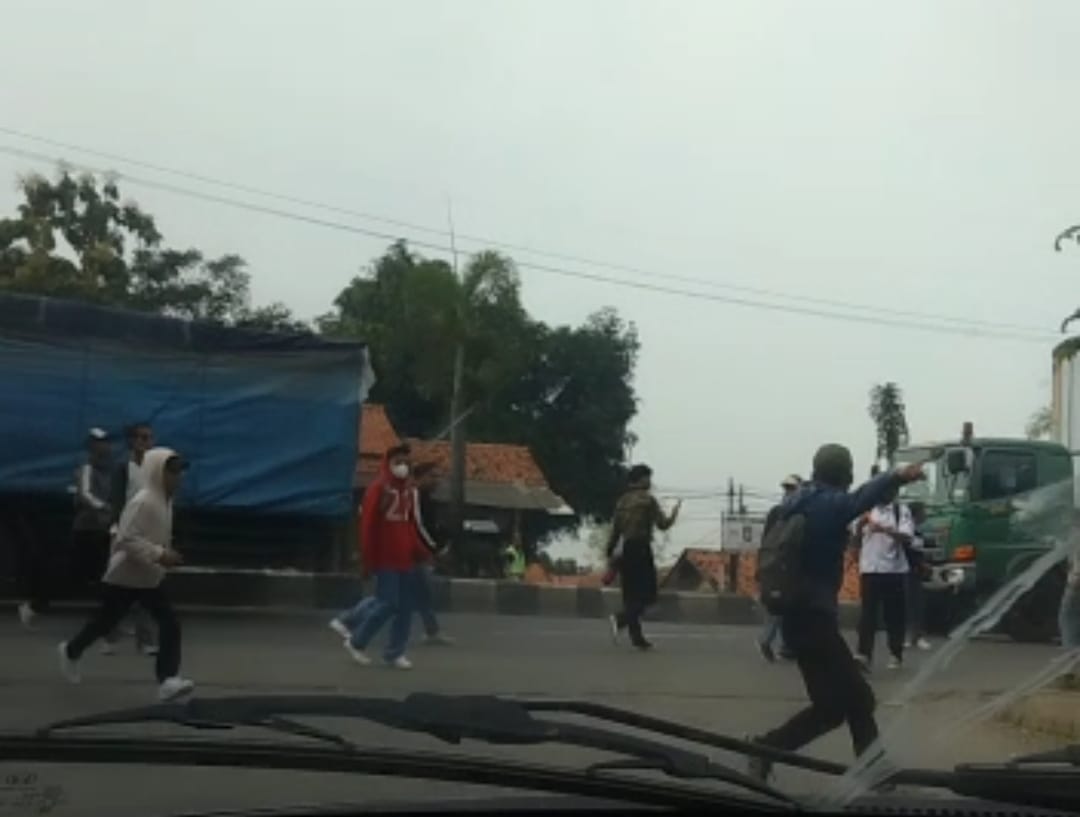 Pagi-pagi Tawuran Pelajar di Klangenan Cirebon