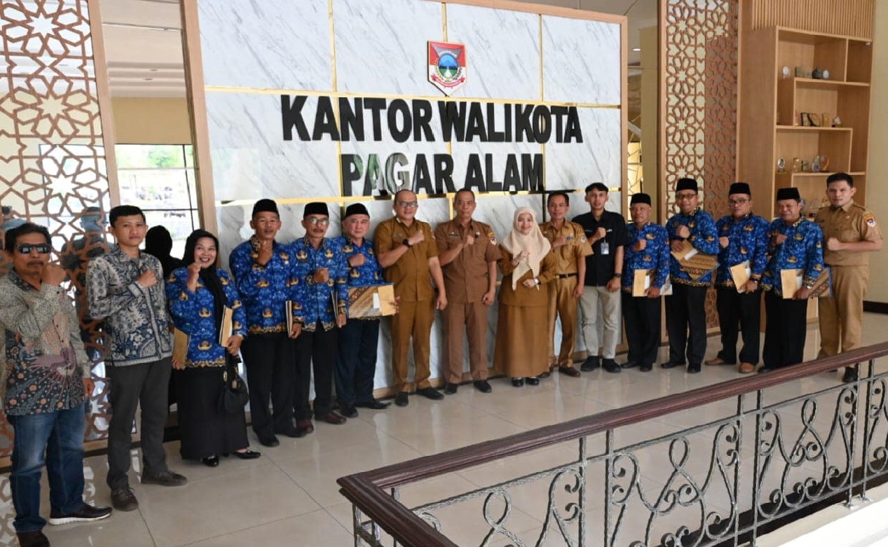 Wakil Walikota Pagar Alam Serahkan Tunjangan Hari Tua Kepada 9 ASN yang Memasuki Purna Tugas