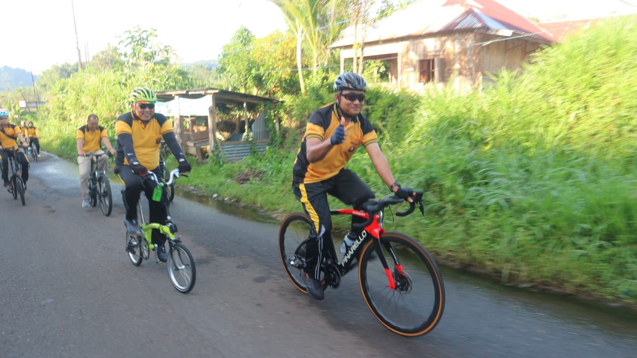 Sambil Mengayuh Sepeda Kapolres dan Jajaran Pantau Kamtibmas 